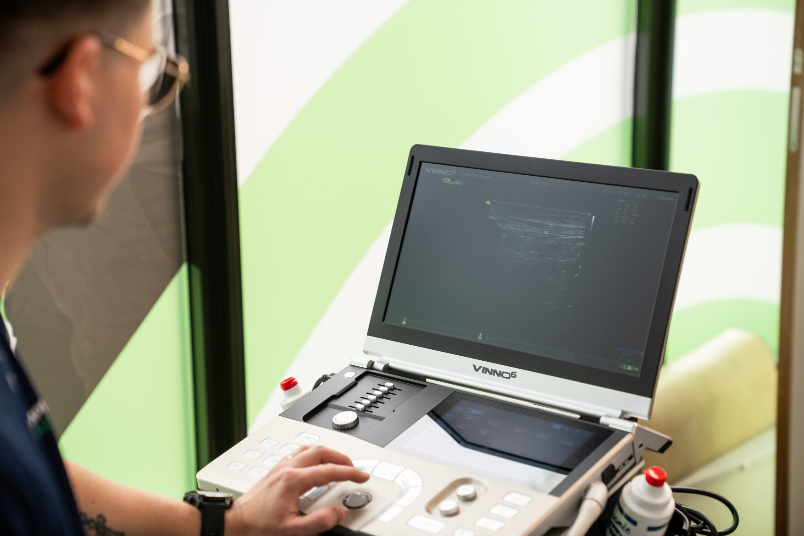 Fysiotherapeut maakt echografie van de schouder bij Fysiotherapie Dunant in Roosendaal