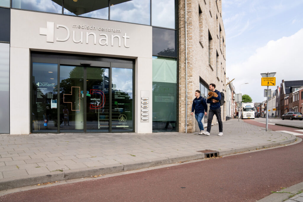 Twee wandelende mannen op pad – fysiotherapie Roosendaal